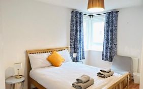 Modern Spacious Retreat With Free Parking